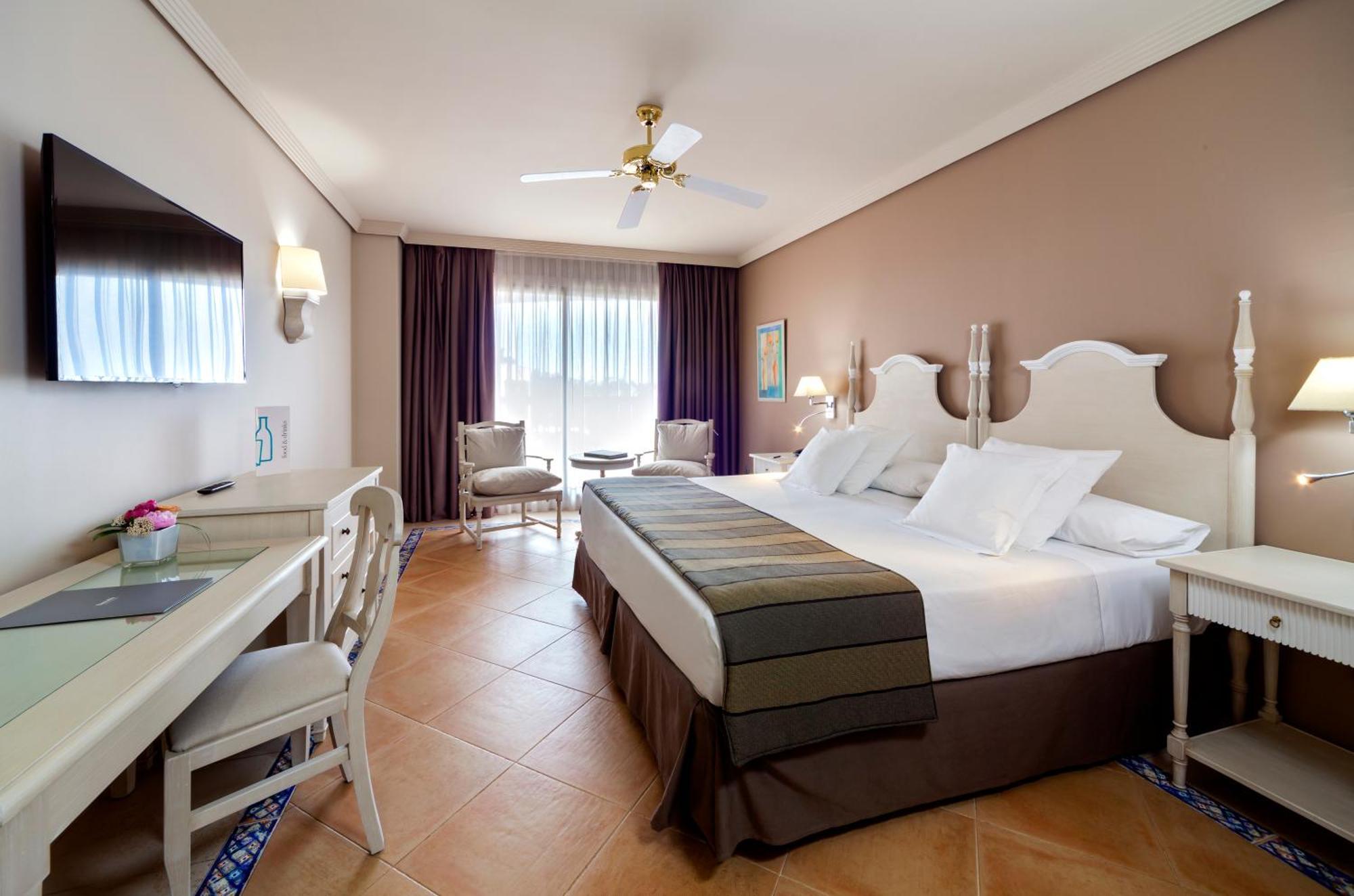 Habitación Doble Superior con vistas a la piscina (2 adultos + 1 niño)