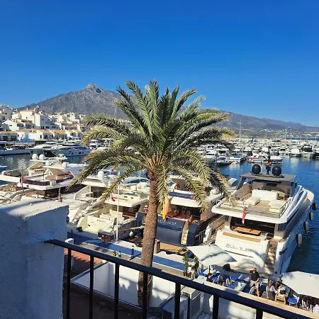 Front Suite With Large Jacuzzi, Double Bed And Sofabed, Overlooking Largest Yachts-3